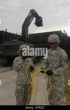 PREP PHILLIPS LAUFWERK, Augusta, Ga, 28. März 2017 - Georgia Armee Nationalgarde SPC. Anthony Matthews und Sgt. Cedric Jäger feiert einen Deich Reparatur Während wachsam Guard 17. Stockfoto