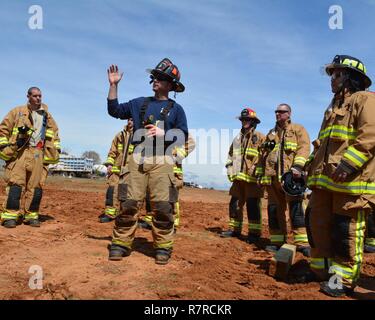 Lt. Steve Lange mit dem Oklahoma City Feuerwehr und ein Ausbilder an der östlichen Oklahoma County Technology Center in Choctaw, Okla. feuerwehrmänner Anweisen von der 507th Bauingenieur Squadron während eines schweren aus verunfallten Fahrzeugen Übung zum 31. März 2017. Der Zweck der Übung ist es, die Feuerwehr zur Rettung aus Fahrzeugen wie Up-Armored Humvees oder Mine-Resistant Hinterhalt geschützte Fahrzeuge zu trainieren. Stockfoto