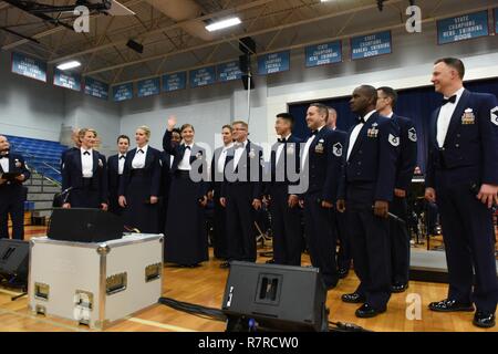 Kol. Troy Gerock, 145 Airlift Wing Commander, Gastgeber der United States Air Force Premier Band am Charlotte katholische High School, 29. März 2017. Die Band spielte für eine Masse, die mit einheimischen Studenten, Familien und militärischen Veteranen aus dem laufenden Geschäft den ganzen Weg zurück nach dem Zweiten Weltkrieg. Stockfoto