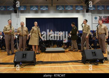 Kol. Troy Gerock, 145 Airlift Wing Commander, Gastgeber der United States Air Force Premier Band am Charlotte katholische High School, 29. März 2017. Die Band spielte für eine Masse, die mit einheimischen Studenten, Familien und militärischen Veteranen aus dem laufenden Geschäft den ganzen Weg zurück nach dem Zweiten Weltkrieg. Stockfoto