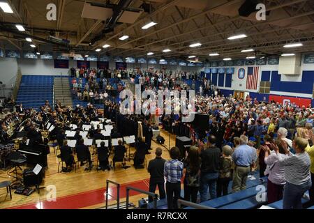 Kol. Troy Gerock, 145 Airlift Wing Commander, Gastgeber der United States Air Force Premier Band am Charlotte katholische High School, 29. März 2017. Die Band spielte für eine Masse, die mit einheimischen Studenten, Familien und militärischen Veteranen aus dem laufenden Geschäft den ganzen Weg zurück nach dem Zweiten Weltkrieg. Stockfoto