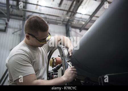 Airman 1st Class Cody Lusk, 130 Flugzeuge Luftbrücke strukturelle Maintainer, ersetzt ein Stück Metall auf der United States Air Force C-130H 1. April 2017 bei McLaughlin Air National Guard Base, Charleston, W. Virginia. Lusk ein neues Stück Metall das gebrochene Teil, abgenutzt, die durch normalen Verschleiß, ersetzen und Reißen hergestellt. Flugzeuge Betreuer bearbeitet und repariert mehrere Teile des Flugzeugs als Teil einer Zeitungleiche Inspektion im April für die betriebliche Ausbildung. Stockfoto