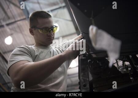 Airman 1st Class Cody Lusk, 130 Flugzeuge Luftbrücke strukturelle Maintainer, ersetzt ein Stück Metall auf der United States Air Force C-130H 1. April 2017 bei McLaughlin Air National Guard Base, Charleston, W. Virginia. Lusk ein neues Stück Metall das gebrochene Teil, abgenutzt, die durch normalen Verschleiß, ersetzen und Reißen hergestellt. Flugzeuge Betreuer bearbeitet und repariert mehrere Teile des Flugzeugs als Teil einer Zeitungleiche Inspektion im April für die betriebliche Ausbildung. Stockfoto