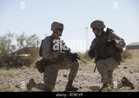 Us Marine Corps 2 Leutnant Austin J. Dickey, Links, ein platoon Commander mit 1 Platoon, Echo, 2. Bataillon, 6 Marine Regiment, 2nd Marine Division (2d MARDIV), erörtert die Taktik mit Sgt. Tyler M. Vieira, einem truppführer, während der Zähler - Improvised Explosive Device (C-IED) Ausbildung auf Forward Operating Base Laguna, U.S. Army Yuma Testgelände für Talon Übung (TalonEx) 2-17, Yuma, A.Z., 28. März 2017. Der Zweck der TalonEx wurde für Boden Kampf Einheiten integrierte Ausbildung zur Unterstützung der Waffen und Taktiken Instructor Kurs (WTI) 2-17 durchzuführen, bewirtet durch Marine Aviation Weapo Stockfoto