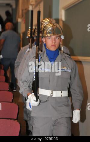 GEORGIA COLLEGE, Milledgeville, Ga, 25. März 2017 - Jugend Herausforderung Akademie Color Guard Cadet Kyler Shirley, Fort Stewart YCA, geht in den Ruhestand die Farben während der Eröffnungs-Graduierung der Milledgeville YCA. Die milledgeville YCA ist nun die dritte Yca im Staat Georgia, gestörte Jugend produktive Bürger in den Staat und Nation geworden. (Georgien Army National Guard Stockfoto