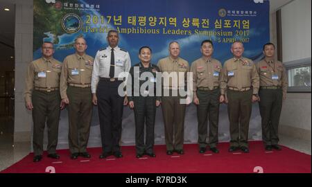 Kommandant des Marine Corps Gen. Robert B. Neller, Mitte, posiert für ein Foto mit den USA und der Republik Korea service Mitglieder am Militopia Hotel, Seoul, Südkorea, 1. April 2017. Neller besucht Südkorea den Pazifischen amphibischen Führer Symposium 2017 zu besuchen. Stockfoto