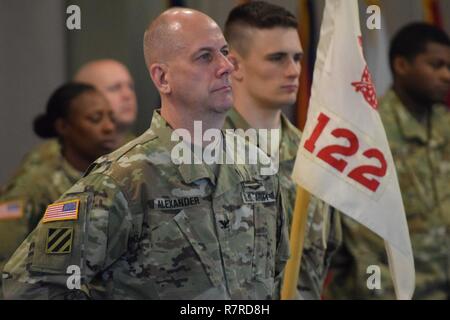 Georgien Army National Guard Oberst Alan B. Alexander, der Kommandant der 122 taktische Unterstützung Loslösung steht mit seiner Soldaten während eines Patch ändern Zeremonie, in der die 122 TSD die Schulter Hülse Insignien des 7 Infanterie Division erhielt. Stockfoto