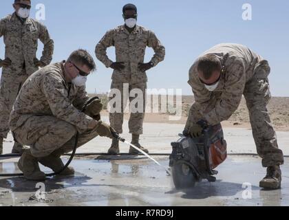 Us-Marines an Waffen und Taktiken Instructor Kurs (WTI) 2-17 in einem Flugplatz Schäden reparieren (ADR) Übung an der Kanone Flugabwehr Komplex, Yuma, Ariz., 1. April 2017 teilnehmen. ADR-unterrichtet die Studierenden verschiedene Methoden zur Reparatur beschädigter Flugplätze. Waffen und Taktiken Instructor Kurs (WTI) ist ein 7-wöchigen Schulungsveranstaltung durch MAWTS-1 Kader, die betriebliche Integration der sechs Funktionen des Marine Corps Luftfahrt, bei der Unterstützung einer Marine Air Ground Task Force betont und bietet standardisierte Advanced Tactical Training und Zertifizierung der Ausbilder Qualifikationen zu su gehostet Stockfoto