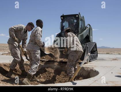 Us-Marines an Waffen und Taktiken Instructor Kurs (WTI) 2-17 in einem Flugplatz Schäden reparieren (ADR) Übung an der Kanone Flugabwehr Komplex, Yuma, Ariz., 1. April 2017 teilnehmen. ADR-unterrichtet die Studierenden verschiedene Methoden zur Reparatur beschädigter Flugplätze. Waffen und Taktiken Instructor Kurs (WTI) ist ein 7-wöchigen Schulungsveranstaltung durch MAWTS-1 Kader, die betriebliche Integration der sechs Funktionen des Marine Corps Luftfahrt, bei der Unterstützung einer Marine Air Ground Task Force betont und bietet standardisierte Advanced Tactical Training und Zertifizierung der Ausbilder Qualifikationen zu su gehostet Stockfoto