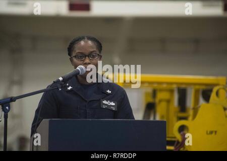 Indischer Ozean (30. März 2017) Kulinarische Specialist 2. Klasse Alexis vinson, aus Chattanooga, Tennessee, rezitiert Poesie im Monat Geschichte der Frauen Zeremonie im Hangar Bucht des Amphibious Assault ship USS Makin Island (LHD8). Makin Island, das Flaggschiff der Makin Island amphibischen bereit, mit der begonnen 11 Marine Expeditionary Unit, arbeitet in der Indo-Asia-pazifischen Region amphibische Fähigkeit mit regionalen Partnern zu verbessern und als gebrauchsfertige Response Force für jede Art der Kontingenz zu dienen. Stockfoto