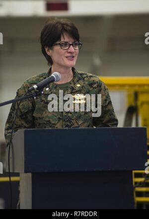 Indischer Ozean (30. März 2017) Cmdr. Erin Griffith, 11 Marine Expeditionary Unit Chirurg, liefert Kommentare im Monat Geschichte der Frauen Zeremonie im Hangar Bucht des Amphibious Assault ship USS Makin Island (LHD8). Makin Island, das Flaggschiff der Makin Island amphibischen bereit, mit der begonnen 11 Marine Expeditionary Unit, arbeitet in der Indo-Asia-pazifischen Region amphibische Fähigkeit mit regionalen Partnern zu verbessern und als gebrauchsfertige Response Force für jede Art der Kontingenz zu dienen. Stockfoto