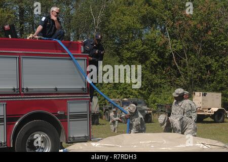 AUGUSTA, Ga 29. März 2017 - Georgien National Guard Soldaten mit der ellenwood-basierte 348 Brigade Support Battalion sauberes Wasser für die Augusta Feuerwehr mit einem taktischen Wasserreinigungssystem Während wachsam Guard 17 erstellen Stockfoto