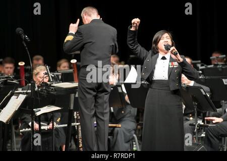 DUBUQUE, IOWA (31. März 2017) Musiker 1. Klasse Kristine Hsia führt mit der United States Navy Band bei einem Konzert in der Eleanor Roosevelt Middle School in Dubuqe, Iowa. Die US-Marine Band in neun Mitgliedstaaten während seiner 23-City National Tour, Anschließen der Marine zu Gemeinschaften, die nicht Segler bei der Arbeit regelmäßig sehen. Stockfoto