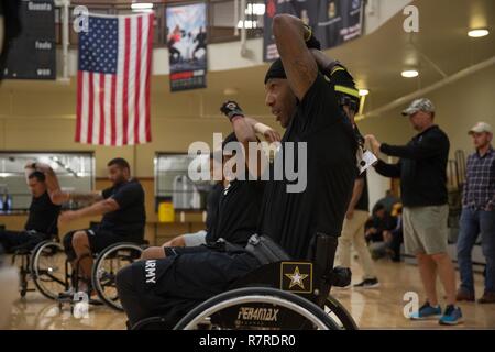 U.S. Army Veteran, Adam Schlag, Züge für den Rollstuhl basketball Event für die Krieger und Übergang Armee Studien in Fort Bliss, Texas, 31. März 2017, 2017. Über 80 Verletzte, Kranke und Verletzte aktiven - Aufgabe Soldaten und Veteranen konkurrieren in acht verschiedenen Sportarten 2-6 April für die Gelegenheit Team Armee an der Abteilung 2017 der Verteidigung Krieger Spiele zu vertreten. Stockfoto