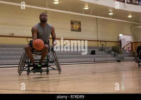 U.S. Army Veteran, Charles Hightower, Züge für den Rollstuhl basketball Event für die Krieger und Übergang Armee Studien in Fort Bliss, Texas, 31. März 2017, 2017. Über 80 Verletzte, Kranke und Verletzte aktiven - Aufgabe Soldaten und Veteranen konkurrieren in acht verschiedenen Sportarten 2-6 April für die Gelegenheit Team Armee an der Abteilung 2017 der Verteidigung Krieger Spiele zu vertreten. Stockfoto