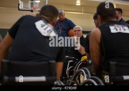 Us-Armee Adaptive Sport Trainer Züge Soldaten und Veteranen für Rollstuhl basketball Event für die Krieger und Übergang Armee Studien in Fort Bliss, Texas, 31. März 2017, 2017. Über 80 Verletzte, Kranke und Verletzte aktiven - Aufgabe Soldaten und Veteranen konkurrieren in acht verschiedenen Sportarten 2-6 April für die Gelegenheit Team Armee an der Abteilung 2017 der Verteidigung Krieger Spiele zu vertreten. Stockfoto