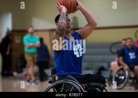 U.S. Army Veteran, Jhoonar Barrera, engagiert sich in ein Spiel der Rollstuhl Basketball für die Krieger und Übergang Armee Studien in Fort Bliss in Texas, 31. März 2017. Über 80 Verletzte, Kranke und Verletzte aktiven - Aufgabe Soldaten und Veteranen konkurrieren in acht verschiedenen Sportarten 2-6 April für die Gelegenheit Team Armee an der Abteilung 2017 der Verteidigung Krieger Spiele zu vertreten. Stockfoto