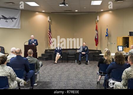 Oberst Stanley L. Stefancic III spricht während der 188 Aufklärung und Überwachung Gruppe ändern des Befehls Zeremonie März 1, 2017 Ebbing Air National Guard Base, Fort Smith, Arche Stefancic sprach über die Vergangenheit des ISRG und Zukunft und wie die zwei Missionen in die nächste Ebene bewegen würde. Stockfoto