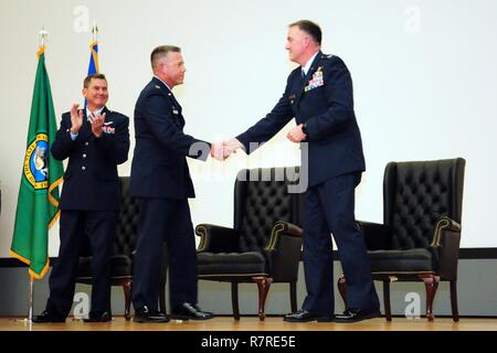 Oberst Gent Waliser übernahm das Kommando der 194th Wing des Washington Air National Guard während einer Zeremonie an der immergrünen Theater hier am 1. April, Austausch der Col. Jeremy Horn. Horn bewegen zu ersetzen zurückziehen Brig. Gen. Richard Kelly als Direktor der Gemeinsamen Kräfte für die Washington National Guard. Hier Horn schüttelt Hände mit Walisischen (rechts) als Washington Air National Guard Commander Brig. General John tuohy sieht auf. Stockfoto