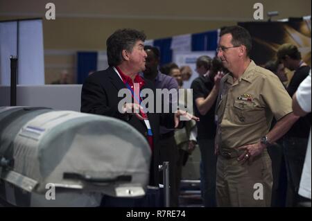 NATIONAL HARBOR, Md (Apr. 2, 2017) der hinteren Adm. David Hahn, Leiter der Naval Research, spricht mit Anthony Mulligan, Gründer und CEO, Hydronalix, Inc., über die Not-integrierte Lifesaving Lanyard (EMILY), einen Roboter von Rettungsschwimmern für Rettungs Schwimmer verwendet, vor der Eröffnung der Abteilung für die Marine Forum für Small Business Innovation Research/Small Business Technology Transfer (SBIR/STTR) Übergang. Das Forum ist ein langjähriger Veranstaltungsort für den Anschluss SBIR/STTR-geförderten Technologien mit warfighters, Regierung, Akquisition und technische Personal, große Primzahlen, Systemintegratoren, ein Stockfoto