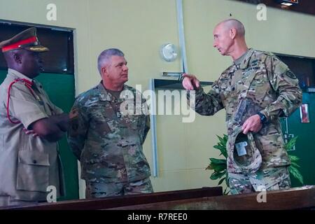 Us-Armee Oberstleutnant Ed Williams, Defense Attache für die US-Botschaft in Malawi, Schriftsatz Malawi Brig. Gen. Swithun Mchungula Malawi, Kommandant der Streitkräfte der Hochschule, und US-Armee Brig. Gen. Kenneth Moore, US-Armee Afrika stellvertretender Kommandant, Malawi Streitkräfte College, Salima, Malawi, während der endgültigen Planung Event für die Afrika Land Kräfte Gipfel 2017, 28. März 2017. Koester ist eine jährliche, einwöchigen Seminar in dem Land Kraft Leiter aus ganz Afrika für offenen Dialog zu diskutieren und kooperative Lösungen für regionale und überregionale Herausforderungen und Bedrohungen entwickeln. Stockfoto