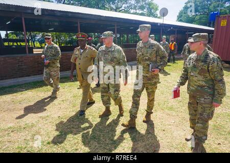 Oberstleutnant Hector Montemayor, US-Armee Afrika führen Konferenzen Planer, Malawi Brig. Gen. Swithun Mchungula, Kommandant der Malawi Streitkräfte College, Brig. Gen. Kenneth Moore, US-Armee Afrika stellvertretender Kommandeur, Oberstleutnant Ed Williams, Defense Attache für die US-Botschaft in Malawi, und Oberst Anthony Healey, US-Armee Afrika G7 Director, Befragung der Peacekeeping Training Camp in der Nähe der malawischen Streitkräfte College, Salima, Malawi, während der endgültigen Planung Event für die Afrika Land Kräfte Gipfel 2017, 28. März 2017. Koester ist eine jährliche, einwöchigen Seminar in dem Land Kraft Leiter von Ac Stockfoto