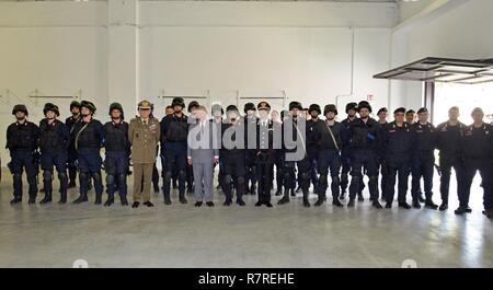 Seine Königliche Hoheit, Prinz Charles, Prince of Wales (Mitte), Gen. Claudio Graziano, Italienische Stabschef der Armee (links) und Gen. Tullio Del Sette, Carabinieri Allgemeine Commander (rechts), für ein Gruppenfoto posieren, während eines Besuchs im Center of Excellence für Stabilität Polizei Units (CoESPU) Vicenza, Italien, April 1, 2017. Stockfoto