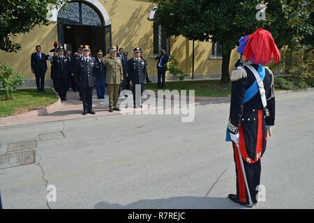 Italienische Carabiniere Kommandant der Bildung NCO-Schule in Florenz, render Ehren am Ende der Besuch Seiner Königlichen Hoheit, Prinz Charles, Prinz von Wales, während eines Besuchs im Center of Excellence für Stabilität Polizei Units (CoESPU) Vicenza, Italien, April 1, 2017. Stockfoto