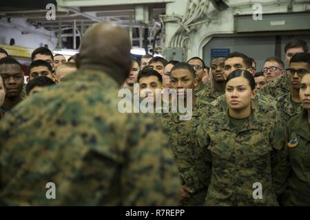 Sgt. Maj. Ronald L. Grün, 18 Sergeant Major des Marine Corps, spricht mit Marinesoldaten und Matrosen der 31 Marine Expeditionary Unit an Bord der USS BONHOMME RICHARD (LHD6), im Pazifischen Ozean, 2. April 2017. Grünen besucht das Schiff Anleitung im Hinblick auf die Zukunft des Marine Corps während des 31. MEU 17.1 Frühling Patrol zur Verfügung zu stellen. Wie das Marine Corps' nur kontinuierlich vorwärts eingesetzt, die 31 MEU - Logistik Team bietet eine flexible Kraft, bereit, eine breite Palette von militärischen Operationen auszuführen, von begrenzt zur Bekämpfung der humanitären Hilfsmaßnahmen in Th Stockfoto