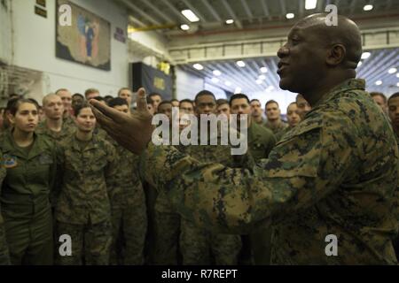 Sgt. Maj. Ronald L. Grün, 18 Sergeant Major des Marine Corps, spricht mit Marinesoldaten und Matrosen der 31 Marine Expeditionary Unit an Bord der USS BONHOMME RICHARD (LHD6), im Pazifischen Ozean, 2. April 2017. Grünen besucht das Schiff Anleitung im Hinblick auf die Zukunft des Marine Corps während des 31. MEU 17.1 Frühling Patrol zur Verfügung zu stellen. Wie das Marine Corps' nur kontinuierlich vorwärts eingesetzt, die 31 MEU - Logistik Team bietet eine flexible Kraft, bereit, eine breite Palette von militärischen Operationen auszuführen, von begrenzt zur Bekämpfung der humanitären Hilfsmaßnahmen in Th Stockfoto