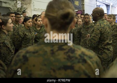 Sgt. Maj. Ronald L. Grün, 18 Sergeant Major des Marine Corps, spricht mit Marinesoldaten und Matrosen der 31 Marine Expeditionary Unit an Bord der USS BONHOMME RICHARD (LHD6), im Pazifischen Ozean, 2. April 2017. Grünen besucht das Schiff Anleitung im Hinblick auf die Zukunft des Marine Corps während des 31. MEU 17.1 Frühling Patrol zur Verfügung zu stellen. Wie das Marine Corps' nur kontinuierlich vorwärts eingesetzt, die 31 MEU - Logistik Team bietet eine flexible Kraft, bereit, eine breite Palette von militärischen Operationen auszuführen, von begrenzt zur Bekämpfung der humanitären Hilfsmaßnahmen in Th Stockfoto