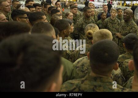 Sgt. Maj. Ronald L. Grün, 18 Sergeant Major des Marine Corps, spricht mit Marinesoldaten und Matrosen der 31 Marine Expeditionary Unit an Bord der USS BONHOMME RICHARD (LHD6), im Pazifischen Ozean, 2. April 2017. Grünen besucht das Schiff Anleitung im Hinblick auf die Zukunft des Marine Corps während des 31. MEU 17.1 Frühling Patrol zur Verfügung zu stellen. Wie das Marine Corps' nur kontinuierlich vorwärts eingesetzt, die 31 MEU - Logistik Team bietet eine flexible Kraft, bereit, eine breite Palette von militärischen Operationen auszuführen, von begrenzt zur Bekämpfung der humanitären Hilfsmaßnahmen in Th Stockfoto