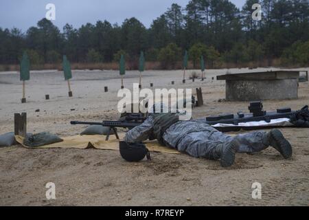 Oberst Friedrich Thaden, Joint Base Mc Guire-Dix - Lakehurst Commander, Brände eine M-107 .50 Kaliber Scharfschützengewehr auf der gemeinsamen Basis reicht, 31. März 2017. Die gemeinsame Basis Führer feuerte M-9, M-4, M107 und der M-240 an der Strecke. Stockfoto