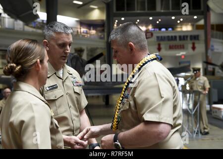 PENSACOLA, Fla. (31. März 2017) Master Chief Cryptologic Techniker (Sammlung) Peter Lasher (rechts) gibt seinen Master Chief Petty Officer kragen Geräte Senior Chief Cryptologic Techniker (Netzwerke) Johannes Eykyn während Lasher den Ruhestand Feierstunde im National Naval Aviation Museum. Die Zeremonie markierte das Ende der Lasher's 29-jährige militärische Karriere. Stockfoto