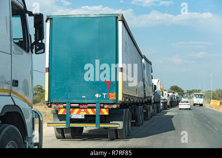 Lkw Warten auf die kazungula Fähre über den Sambesi, die Grenzen von Botswana und Sambia Stockfoto