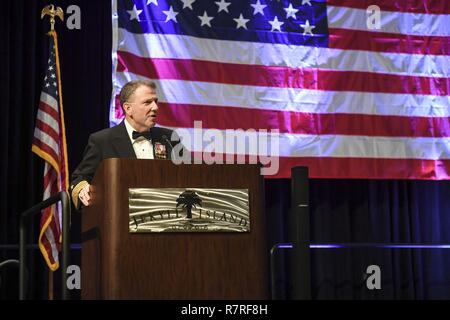 JEKYLL Island, Ga (April. 1, 2017) Vice Adm. Joseph Tofalo, Commander, U-Boot, spricht am Naval Submarine Base der Kings Bay 117 U-Boot Geburtstag Ball an der Jekyll Island Convention Center. Stockfoto