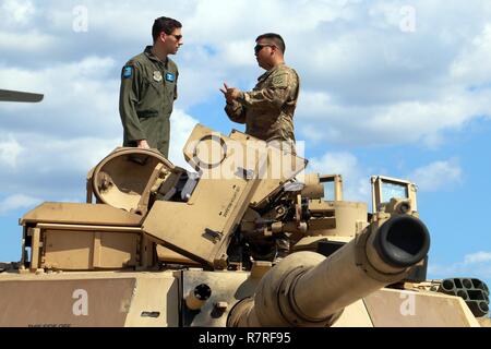 Servicemembers eine Luft laden Schulung Betrieb auf einem M1A1 Abrams tank März 28, 2017 Hunter Army Airfield, Ga Flieger des 9. Airlift Squadron diskutieren, 436Th Airlift Wing aus Dover Air Force Base, Del unterstützt Soldaten der unmittelbaren bereit, die aus Mitgliedern des 2nd Battalion, 7th Infantry Regiment, 1st Armored Brigade Combat Team, 3rd Infantry Division. Der IRC unterhält die Bereitschaft der Global Response Force innerhalb von 18 Stunden nach der Benachrichtigung zu unterstützen. Stockfoto