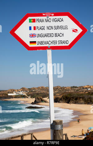 Blick auf Praia de Almograve Strand mit dem Brechen der Atlantischen Meer Wellen, Almograve, in der Nähe von Vila Nova de Milfontes, Alentejo, Portugal, Europa Stockfoto