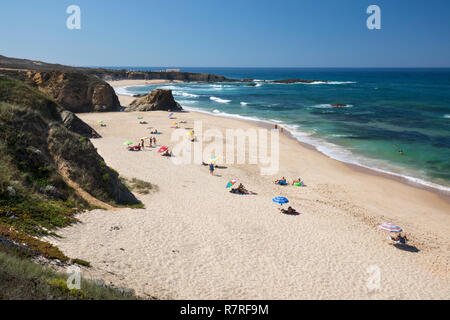 Blick auf Praia de Almograve Strand mit dem Brechen der Atlantischen Meer Wellen, Almograve, in der Nähe von Vila Nova de Milfontes, Alentejo, Portugal, Europa Stockfoto