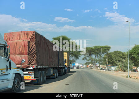 Lkw Warten auf die kazungula Fähre über den Sambesi, die Grenzen von Botswana und Sambia Stockfoto