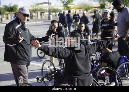 U.S. Army Veteran, Jhoonar Barrera, bereitet sich für eine zeitlich begrenzte Testversion für die Krieger und Übergang Armee Studien in Fort Bliss, Texas, 2. April 2017. Über 80 Verletzte, Kranke und Verletzte aktiven - Aufgabe Soldaten und Veteranen konkurrieren in acht verschiedenen Sportarten 2-6 April für die Gelegenheit Team Armee an der Abteilung 2017 der Verteidigung Krieger Spiele zu vertreten. Stockfoto