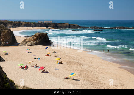 Blick auf Praia de Almograve Strand mit dem Brechen der Atlantischen Meer Wellen, Almograve, in der Nähe von Vila Nova de Milfontes, Alentejo, Portugal, Europa Stockfoto