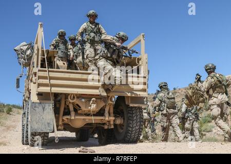 In FORT IRWIN, Kalifornien - Soldaten aus Wut Truppe, 2.Staffel, 11 gepanzerte Kavallerie Regiments, Abbauen von ihren Light Medium taktische Fahrzeug während eines Angriffs der National Training Center Feuerwehr Hügel, von Kräften der 1. Gepanzerten Brigade Combat Team zurückzuerobern, 3 Infanterie Division, 1. April 2017. Der Zweck dieser Übung gezwungen, die "Räuber" Brigade einer isolierten Ziel von einem konventionellen Bodenoffensive Kraft zu verteidigen. Stockfoto