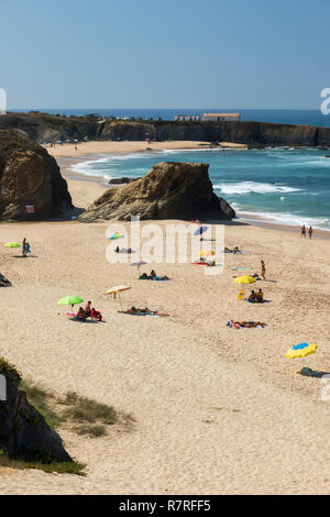 Blick auf Praia de Almograve Strand mit dem Brechen der Atlantischen Meer Wellen, Almograve, in der Nähe von Vila Nova de Milfontes, Alentejo, Portugal, Europa Stockfoto