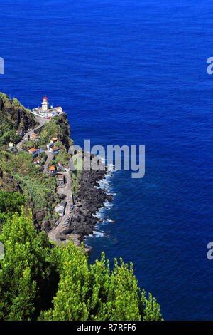 Leuchtturm Farol da Ponta do Arnel, Nordeste, São Miguel, Azoren, Portugal, Europa. Stockfoto