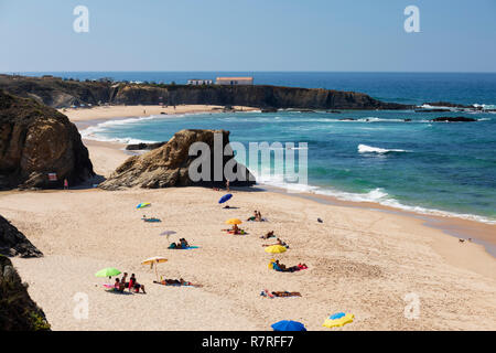 Blick auf Praia de Almograve Strand mit dem Brechen der Atlantischen Meer Wellen, Almograve, in der Nähe von Vila Nova de Milfontes, Alentejo, Portugal, Europa Stockfoto