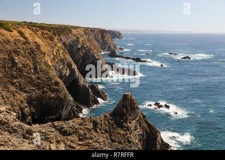 Blick nach Süden entlang der zerklüfteten Atlantikküste bei Cabo Sardao, Cavaleiro, in der Nähe von Vila Nova de Milfontes, Alentejo, Portugal, Europa Stockfoto