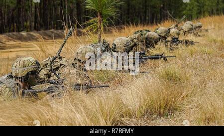 FORT Bragg, N.C. (Mar. 28, 2017) - fallschirmjäger zu Charlie Truppe, 5.Staffel, 73 Cavalry Regiment, 3. Brigade Combat Team, 82nd Airborne Division, legen Sie sich in eine taktische Linie Während ein Trupp live Fire Training übung. Die Veranstaltung besteht aus Air Assault, platoon Handlung, LOA, Unfallversicherung medivac, Überwachung und brechen sich bei Tag und bei Nacht Truppe Bereitschaft zu gewährleisten Stockfoto