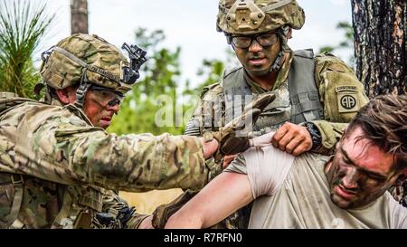 FORT Bragg, N.C. (Mar. 28, 2017) - Fallschirmjäger in den 1 Platoon zugeordnet, Charlie Truppe, 5.Staffel, 73 Cavalry Regiment, 3. Brigade Combat Team, 82nd Airborne Division, behandelt einen simulierten Unfall während einer platoon live fire Validierung Übung. Die Veranstaltung besteht aus Air Assault, platoon Handlung, LOA, Unfallversicherung medivac, Überwachung und brechen Kontakt Truppe Bereitschaft zu gewährleisten Stockfoto
