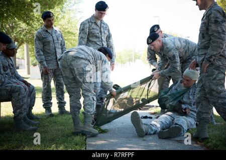 Mitglieder Der 403rd Sicherheitskräfte Squadron Praxis Eine Sänfte 